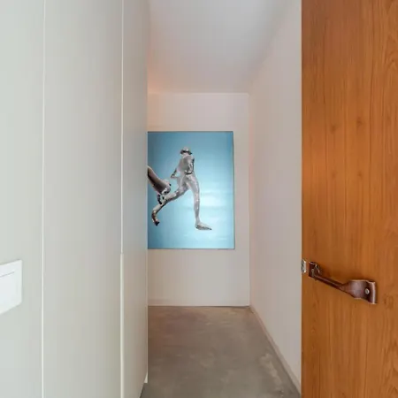 Modern Elegance W/ Artistic Soul By Hostwise *