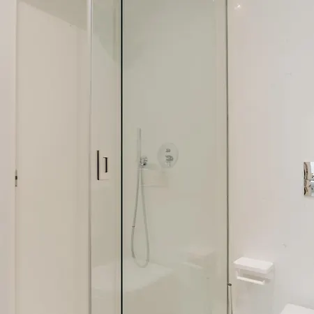 Modern Elegance W/ Artistic Soul By Hostwise