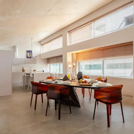 Modern Elegance W/ Artistic Soul By Hostwise