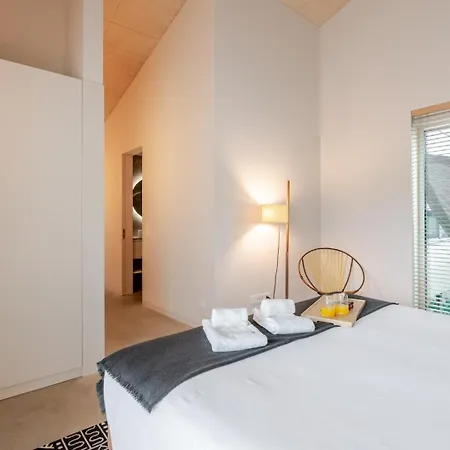 Modern Elegance W/ Artistic Soul By Hostwise