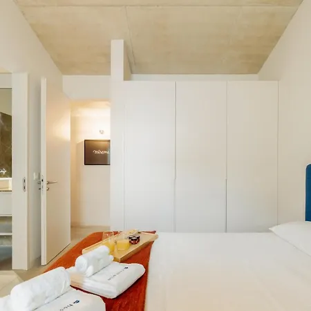 Modern Elegance W/ Artistic Soul By Hostwise *