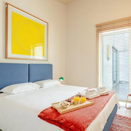Modern Elegance W/ Artistic Soul By Hostwise