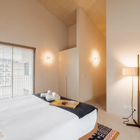 Hostwise - Modern Elegance W/ Artistic Soul *