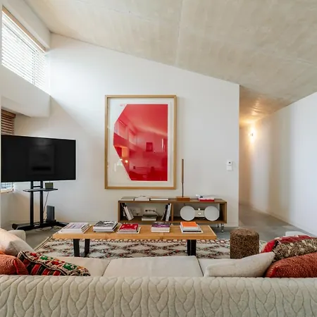 Modern Elegance W/ Artistic Soul By Hostwise